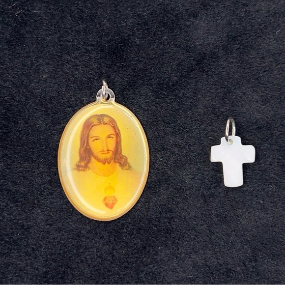 VINTAGE JESUS MEDAL SACRED HEART SET CROSS RELIGIOUS  FAITH CHRISTIANITY - Picture 8 of 10